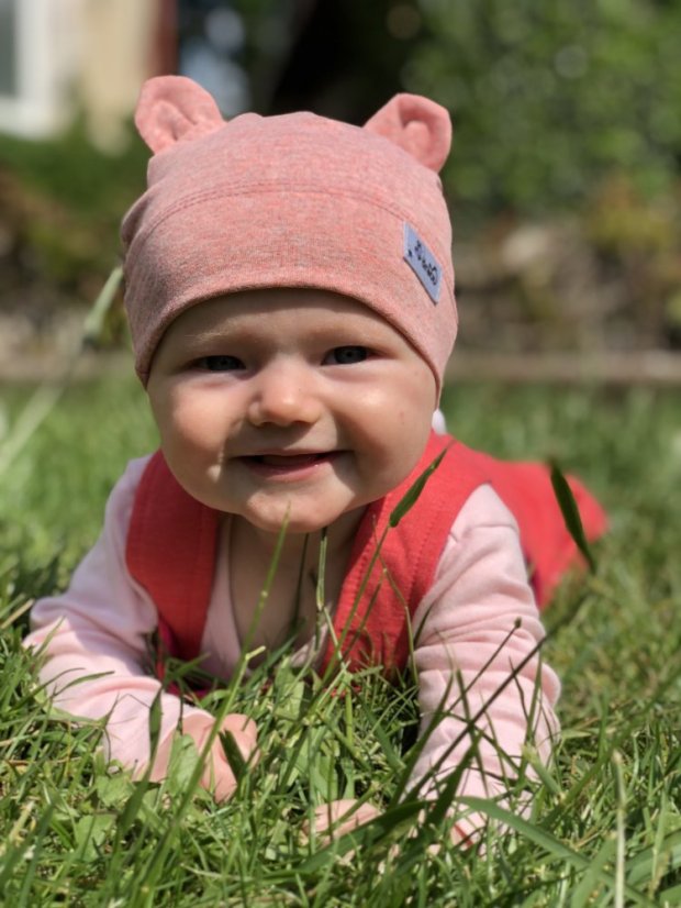 Bavlněná kojenecká čepice s oušky Berry - vzor 14 - korálová / melír