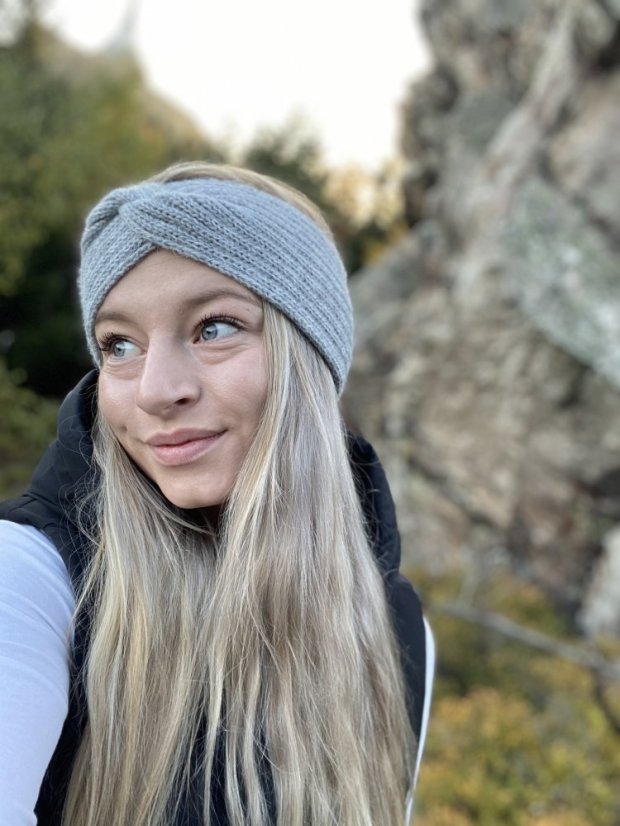 Čelenka pletená Twist - vzor 11 - šedá světlá