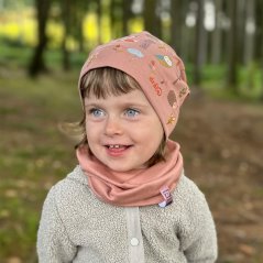 Spadlá bavlněná čepice Pepe - vzor 09 - pudrová - lesní zvířátka