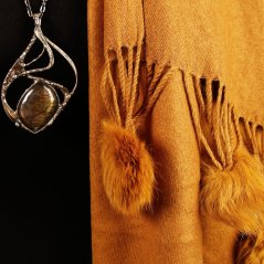 Dámská elegantní šála - vzor 052 - velbloudí hnědá - bambulky